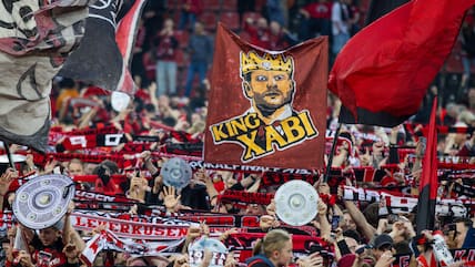 Die Leverkusen-Fans feierten ihren Trainer als "King Xabi".