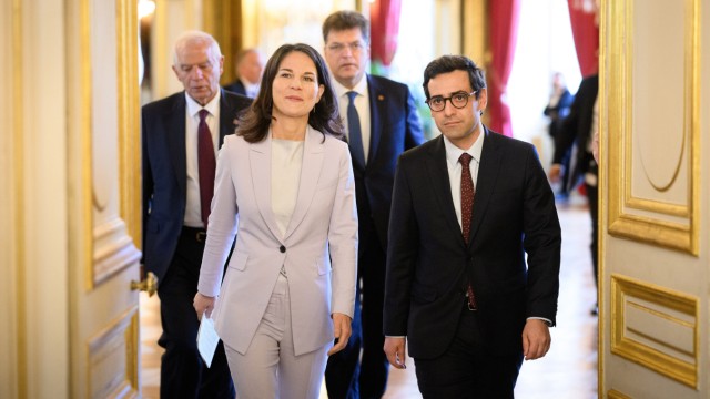 Sudan: Hilferufe im prächtigen Rahmen: Außenministerin Annalena Baerbock und ihr französischer Kollege Stéphane Séjourné (re.) während der Konferenz in Paris.