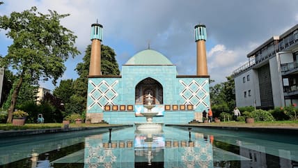 Sitz des Islamischen Zentrums Hamburg: Die blaue Moschee an der Alster in Hamburg wird schon lange vom Verfassungsschutz beobachtet.