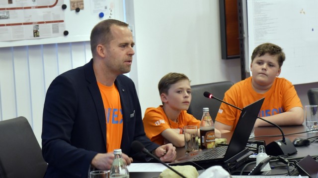 Archäologie: Peter Kapustin mit seinen Söhnen Constantin und Alexander (rechts) bei der Pressekonferenz.