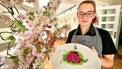 Auszubildende im Hotel Tarnewitzer Hof: Lea Tews aus Wismar präsentiert gebeizten Kabeljau an Erbsencreme und Rote-Bete-Salat.