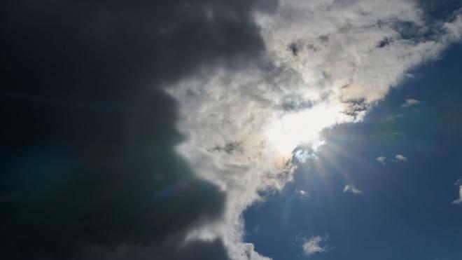 Wetter: Die Sonne kommt hinter Regenwolken hervor.