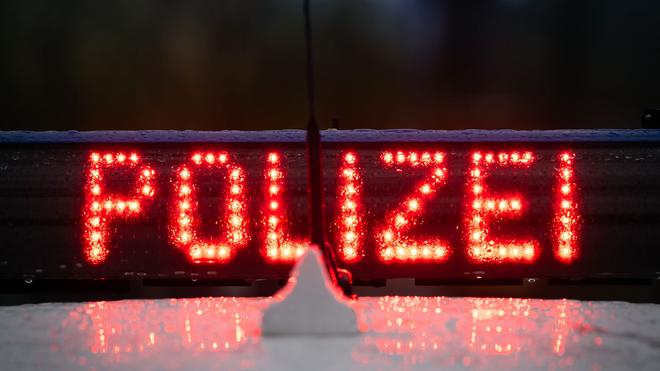 Kriminalpolizei: Der Schriftzug „Polizei“, aufgenommen während einer Verkehrskontrolle an der Berliner Straße.