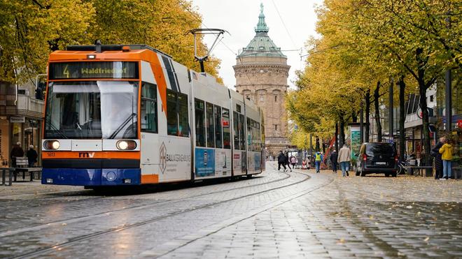 Wetter: Eine Straßenbahn fährt durch die Mannheimer Innenstadt.