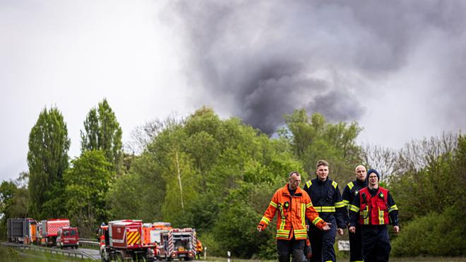 Brand: Einsatzkräfte und -fahrzeuge der Feuerwehr stehen bei einem Großbrand in einem Braunschweiger Industriegebiet.