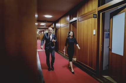 Bundesaußenministerin Annalena Baerbock (Buendnis 90/Die Gruenen) mit ihrem jordanischen Kollegen Aiman al-Safadi in Berlin.