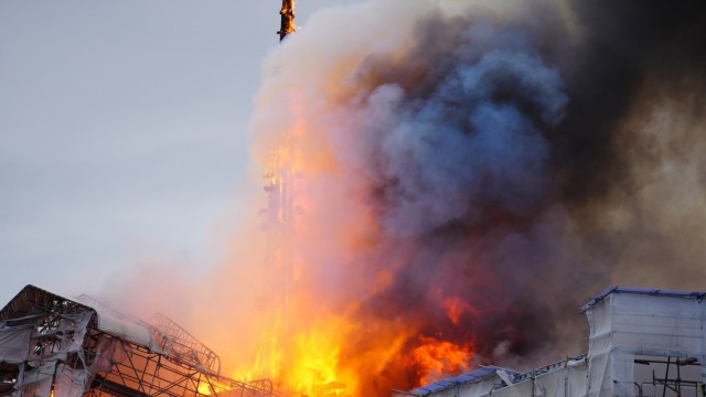 Brand in Kopenhagen: Feuer und Rauch steigen aus der alten Börse, Gerüste erschwerten die Löscharbeiten.