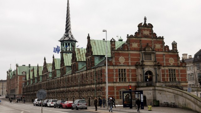 Brand in Kopenhagen: Das Archivbild von 2019 zeigt die alte Börse mit der ikonischen Turmspitze, die nun dem Brand zum Opfer fiel.
