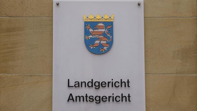 Frankfurt am Main: Ein Schild Landgericht / Amtsgericht ist am Justizgebäude angebracht.