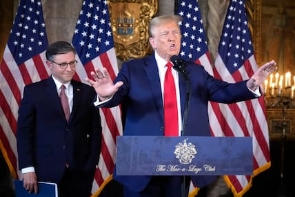 Donald Trump (rechts), ehemaliger Präsident der USA und Bewerber auf die Präsidentschaftskandidatur der Republikaner, spricht während einer Pressekonferenz in Mar-a-Lago.