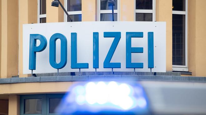 Essen: Ein Einsatzwagen der Polizei steht vor einer Dienststelle.