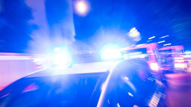 Statistik: Ein Streifenwagen der Polizei steht mit Blaulicht an einem Einsatzort.