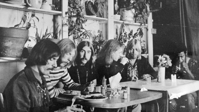 Rockmusik: Dieses undatierte Foto zeigt die Mitglieder der Allman Brothers Band, Dickey Betts (l-r), Duane Allman, Berry Oakley, Butch Trucks, Gregg Allman und Jai Johanny ´Jaimoe" Johanson beim Essen im Restaurant.