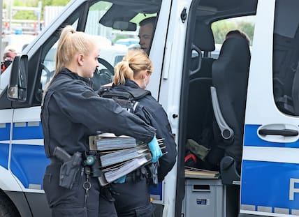 Vorwurf der illegalen Parteienfinanzierung: Polizeibeamte stellten am Mittwoch Unterlagen und einen Datenträger im Auftrag der Staatsanwaltschaft Hannover sicher. 