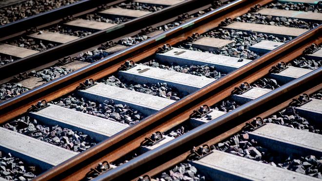 Notfälle: Gleise sind an einem Bahnhof im Schotterbett verlegt.