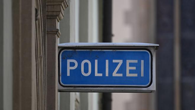 Kriminalität: Ein Schild mit der Aufschrift Polizei vor einer Polizeiwache.