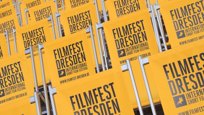 Auszeichnungen: Klappstühle mit der Aufschrift «Filmfest Dresden» stehen auf dem Neumarkt.