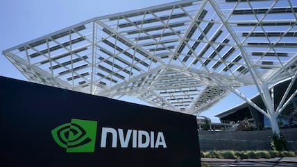 Wieder einmal treibt die Techbranche die gesamte US‑Wirtschaft nach vorn. So ließ der KI‑Boom zum Beispiel den Umsatz des Chipherstellers Nvidia binnen Jahresfrist auf das Doppelte steigen.  