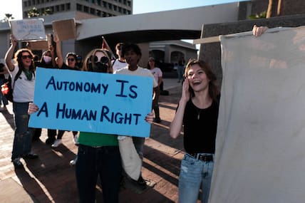 Tucson, Arizona, 9. April 2024: Frauen demonstrieren gegen eine Entscheidung des Obersten Gerichtshofs von Arizona, die ein nahezu vollständiges Verbot von Abtreibungen im Bundesstaat Arizona vorsieht. Wiederbelebt wurden jetzt Vorschriften aus dem Jahr 1864.