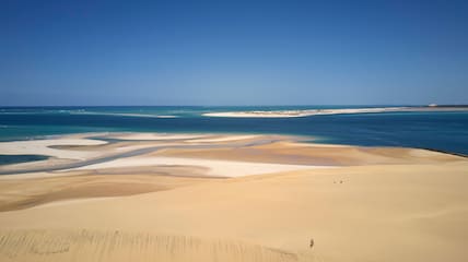 Blick auf Dünen, Inseln und Sandbänke des Bazaruto Archipels vor Mosambik im tiefblauen Meer