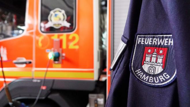 Altona: Eine Jacke mit der Aufschrift «Feuerwehr Hamburg» hängt in einer Feuer- und Rettungswache.