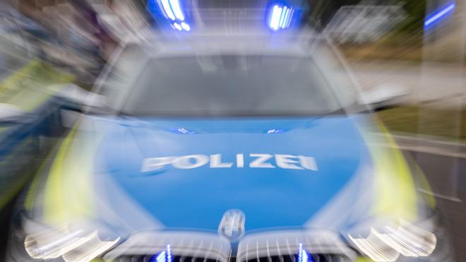 Verkehr: Ein Streifenwagen der Polizei mit eingeschaltetem Blaulicht.