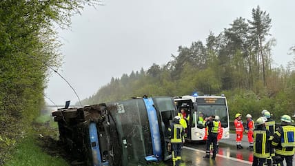 Ein Bus liegt umgefallen am Straßenrand. In ihm waren 74 Menschen auf dem Weg zu einer Klassenfahrt.