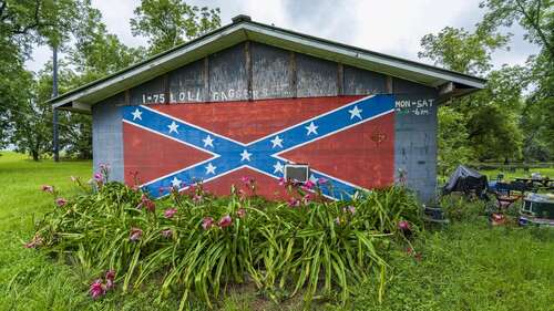 USA: Die Vergangenheit ist mancherorts in den USA bis heute symbolisch gegenwärtig: die Konföderiertenflagge der einstigen Südstaaten, aufgepinselt auf eine Fassade nahe Atlanta, Georgia.