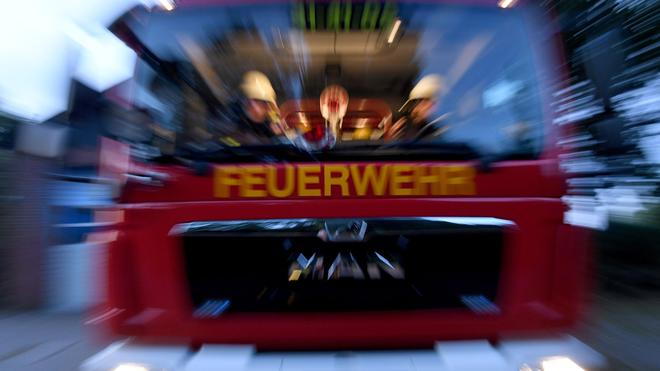 Notfälle: Einsatzkräfte der Feuerwehr sitzen in ihrem Fahrzeug.