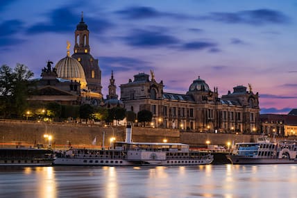 Die wunderschöne Elbfront in Dresden mit den Sehenswürdigkeiten im Hintergrund.