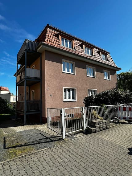 Die Festnahme G.s erfolgte in einem Mehrfamilienhaus in einer Seitenstraße in Dresden. Nachbarn haben von der Festnahme nichts mitbekommen, wie LVZ-Reporter Kai Kollenberg berichtet.