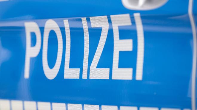 Altenburger Land: Der Schriftzug „Polizei“ ist auf einem Streifenwagen zu lesen.