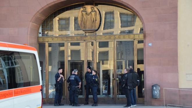 Uni Mannheim: Polizisten stehen vor der Universität in Mannheim.