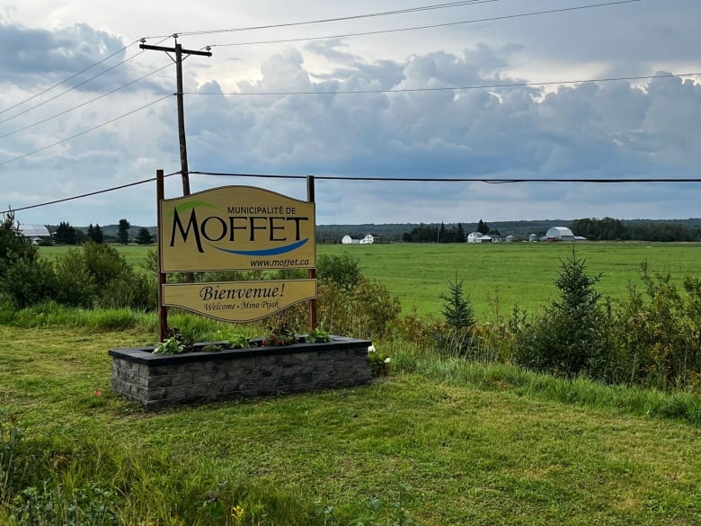 A town sign that reads Moffet, Quebec