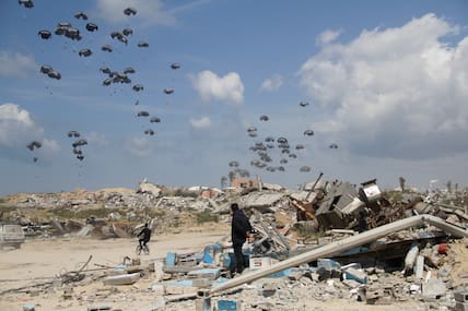 Abgeworfene humanitäre Hilfslieferungen sinken an Fallschirmen in den nördlichen Gazastreifen. 