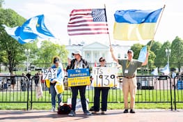 April 14, 2024, Washington, District Of Columbia, USA: People holding signs in support of Ukraine in front of the White House in Washington, DC. Washington USA - ZUMAb161 20240414_aap_b161_002 Copyright: xMichaelxBrochsteinx