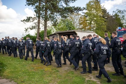 Die Polizei durchkämmt ein Waldstück.