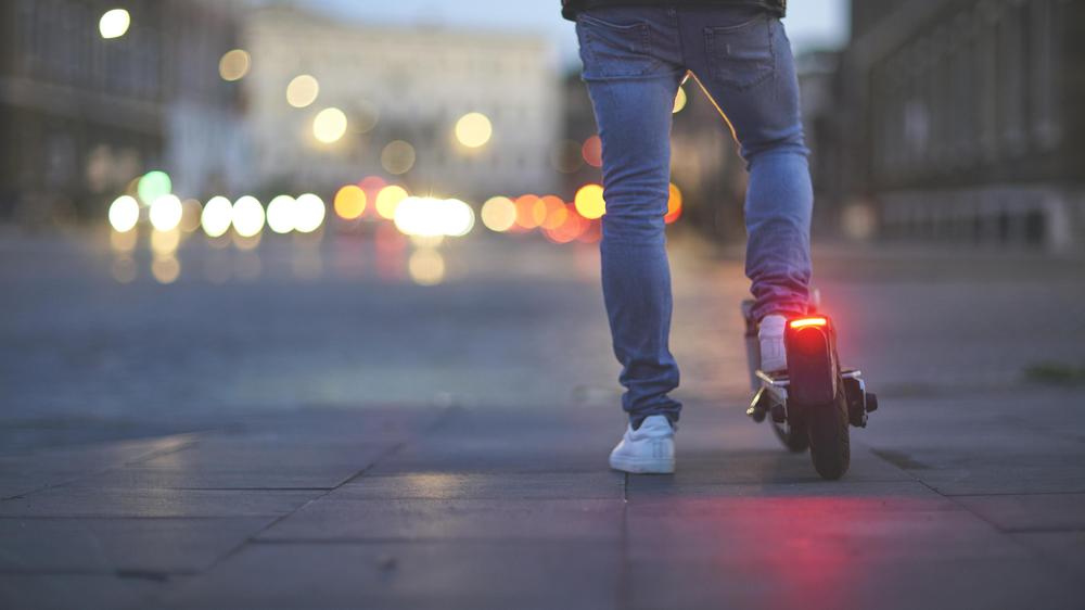 Unfälle mit E-Scootern: Die meisten Rollerfahrer verunglücken abends oder nachts mit dem E-Scooter – oft ist Alkohol im Spiel.