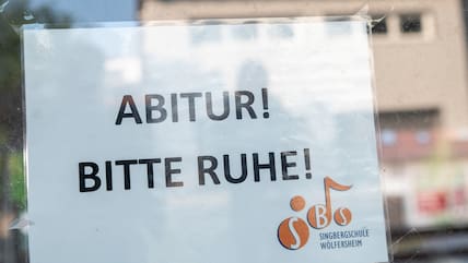 Ein Zettel mit der Aufschrift "Abitur! Bitte Ruhe!" hängt an einer Schule während der schriftlichen Abiturprüfungen in Hessen.