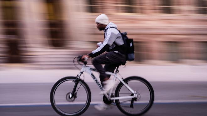 Verkehr: Ein Radfahrer fährt am frühen Morgen auf einem Radschnellweg.