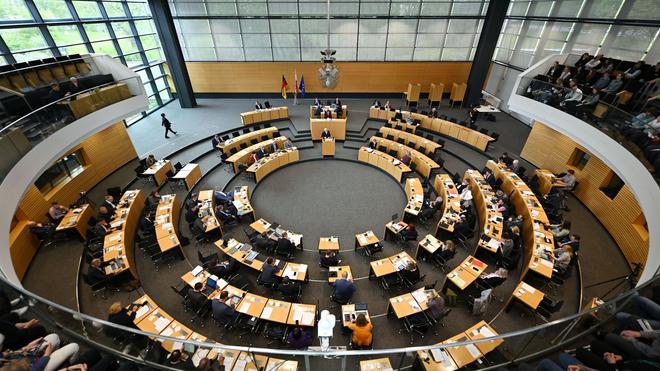 Landtag: Blick in den Plenarsaal des Thüringer Landtags während der Sitzung.