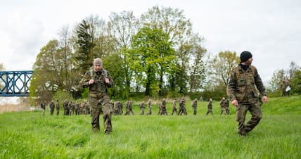 Soldaten der Bundeswehr durchsuchen das Ufer unweit der Oste. Der sechs Jahre alte Arian aus Elm (Landkreis Bremervörde) bleibt auch am vierten Tag in Folge vermisst. 