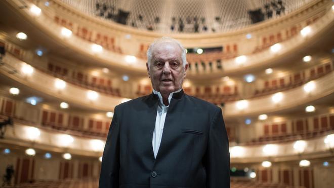 Musik: Dirigent Daniel Barenboim steht im Saal der Staatsoper.