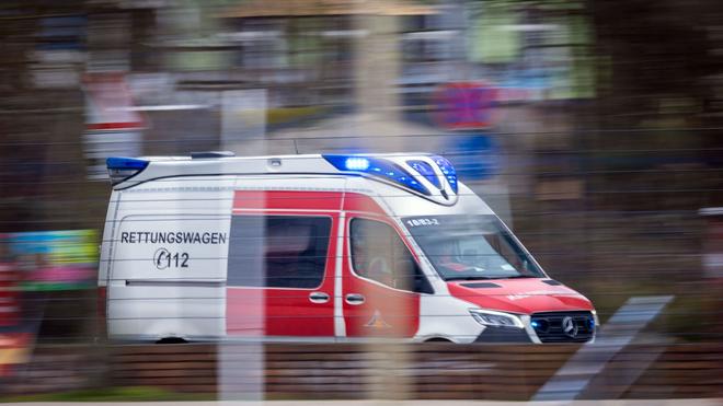 Bahnunglück: Ein Rettungswagen ist mit Blaulich im Einsatz.