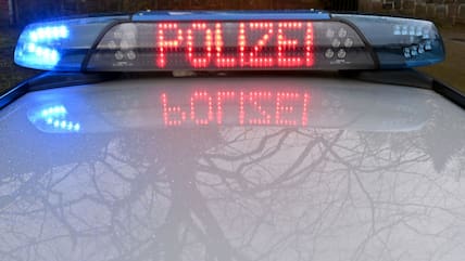 Die Schriftzug „Polizei“ leuchtet auf dem Dach eines Streifenwagens der Polizei (Symbol).