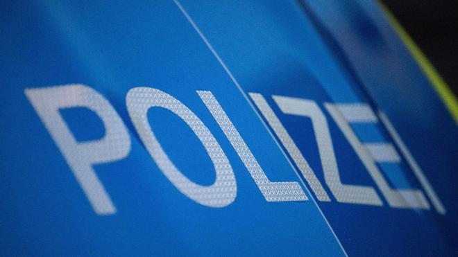 Unfall: Das Wort Polizei ist auf der Karosserie eines Polizeifahrzeugs zu sehen.