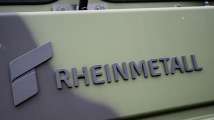 Das Logo "Rheinmetall" steht an einem Transportfahrzeug der Bundeswehr. (Symbolbild)