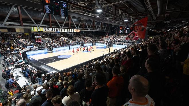 Basketball: Am Mittwoch sollen die Fans das Spiel eine Minute blind mit Masken verfolgen.