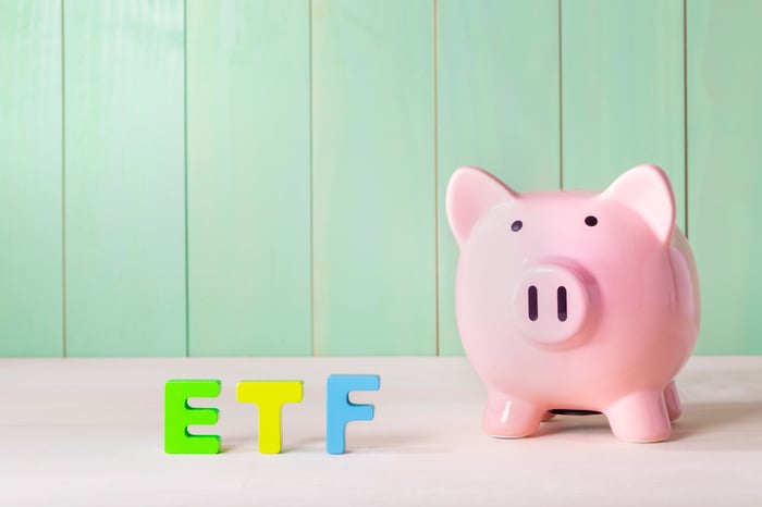 ETF symbol with piggy bank.