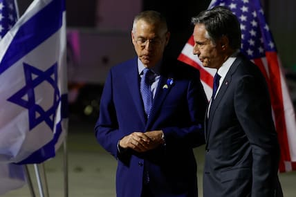 US-Außenminister Antony Blinken wird vom US-Botschafter in Israel, Jacob Lew, bei seiner Ankunft am Ben-Gurion-Flughafen begrüßt. 